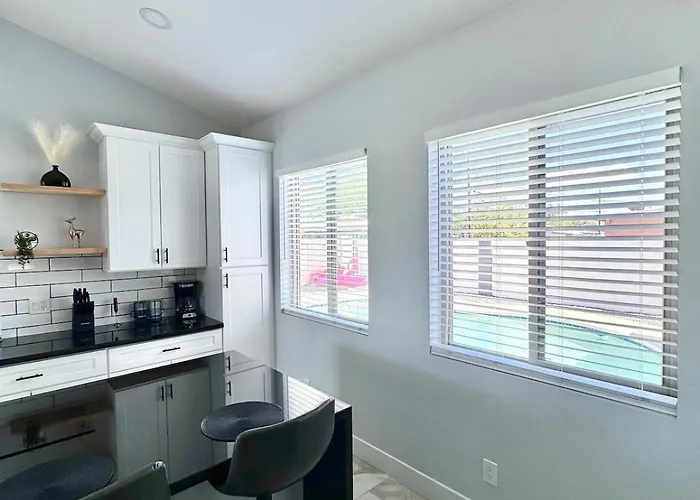 New Phx Pool With Deep End And Location *
